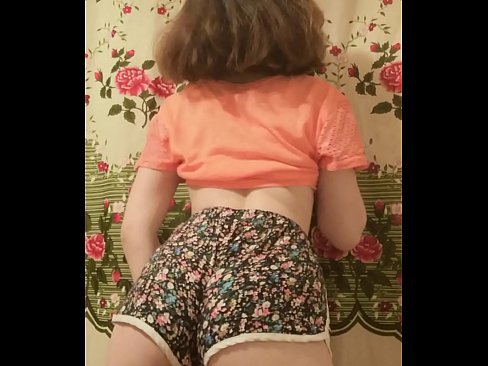 ❤️ Tânără sexy care se dezbracă de pantaloni scurți în fața camerei de filmat ❤️❌ at us ro.pornokey.ru ☑