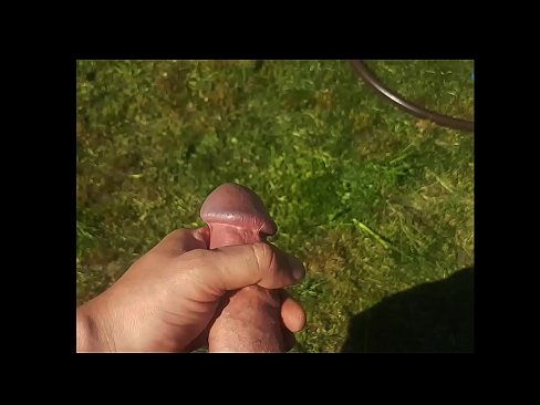 ❤️ O bunăciune fierbinte își face sex cu păsărica roz și ejaculează cu un squirt într-o grădină de vară ❤️❌ at us ro.pornokey.ru ☑